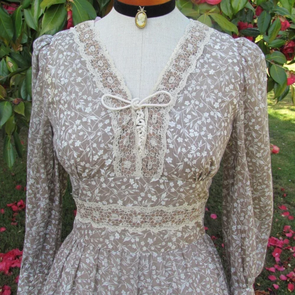 VICTORIAN COSTUME GOWN, S, WIDE SKIRT, FLORAL PRINT w LACE - VINTAGE ORIGINAL - Picture 7 of 9